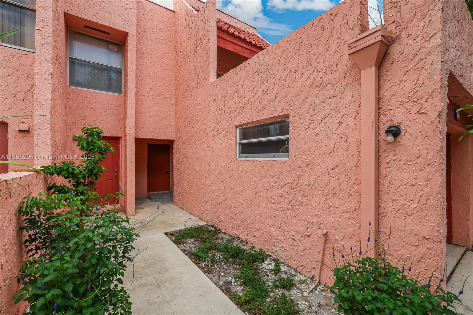 WIMBLEDON TOWNHOUSE I-13 - Residential