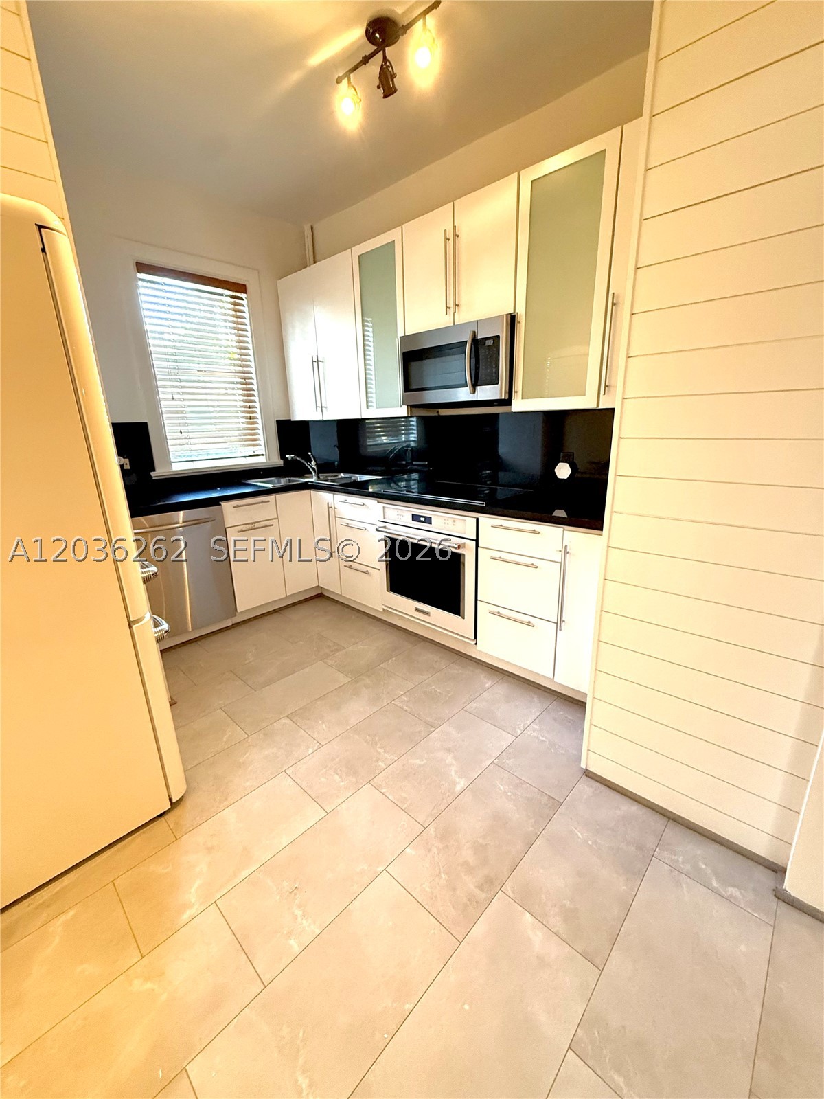 THE ESPLANADE BEACH CONDO - Residential