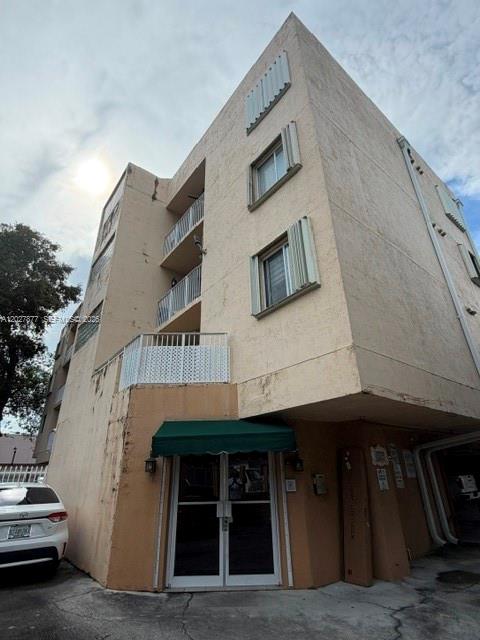 Location, location, location! Beautifully maintained property conveniently located near Miami International Airport (MIA), with easy access to major highways, shopping, dining, and entertainment. Just minutes away from the new Inter Miami (Nu Stadium) and Loan Depot Park. Ideal for tenants or buyers seeking comfort, convenience, and a central location. Easy to show.