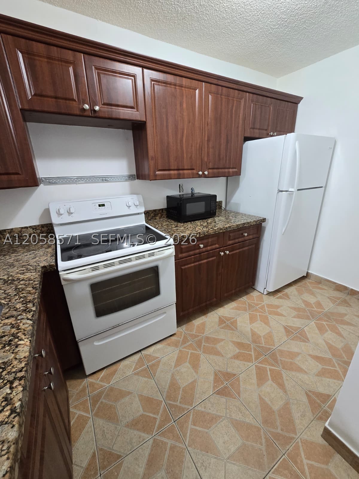 THE COURTS AT KENDALL CON - Residential