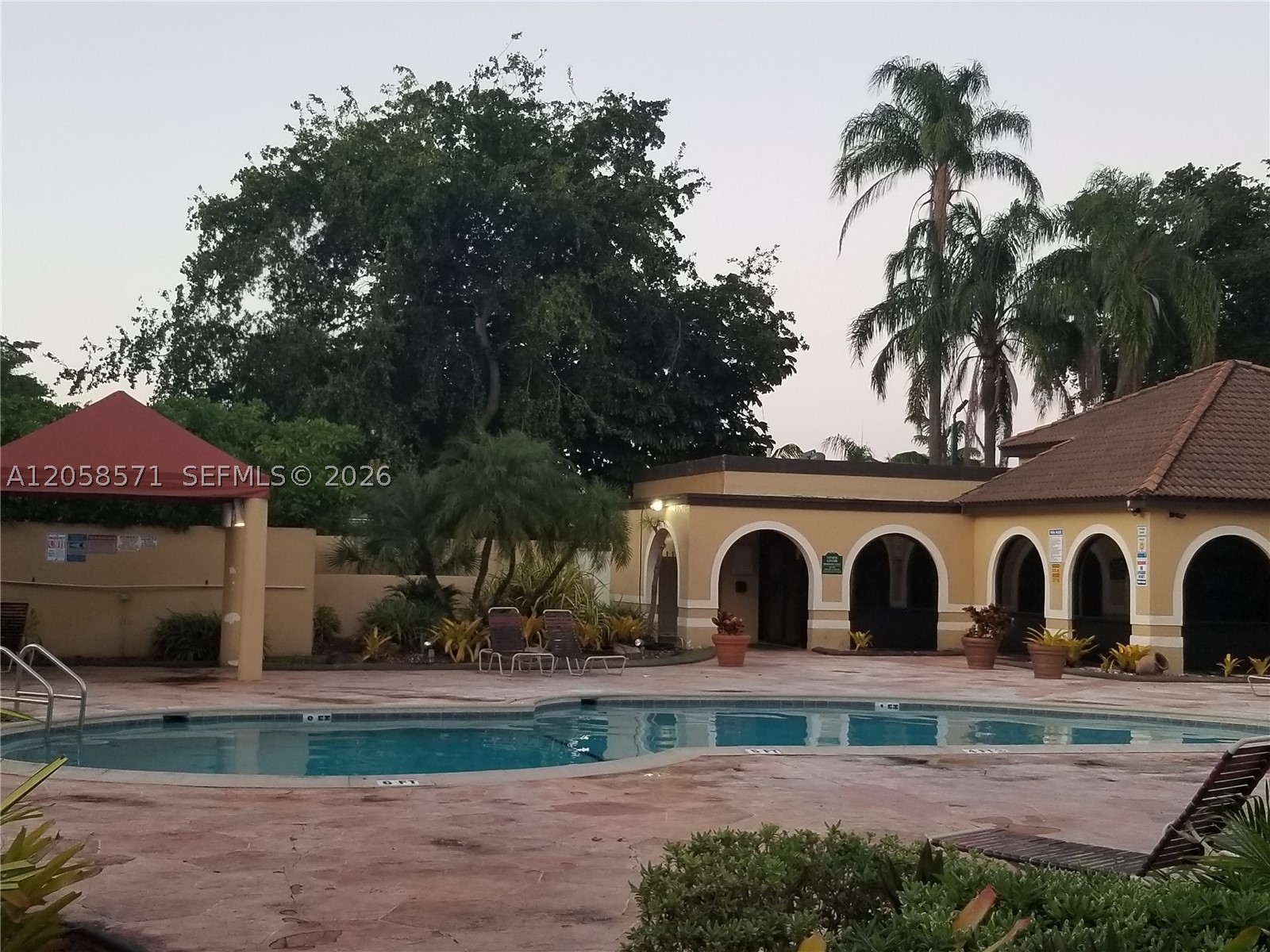 THE COURTS AT KENDALL CON - Residential