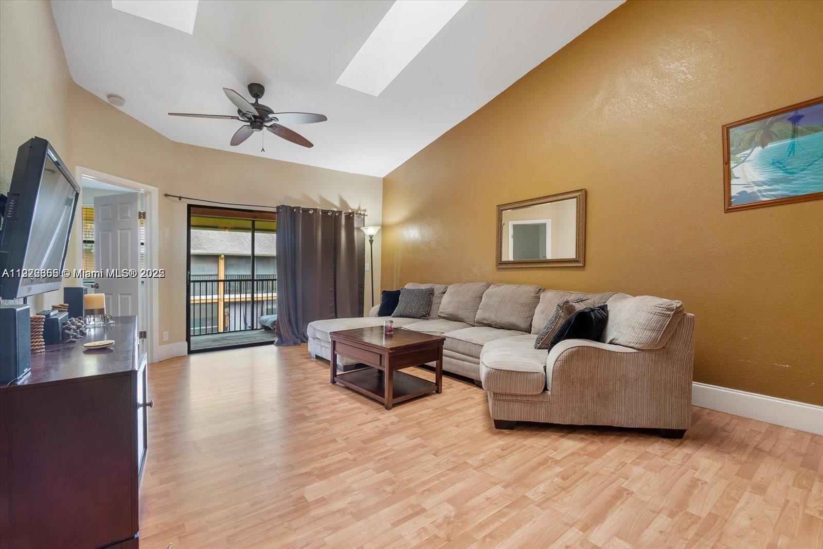 CIRCLE VILLAS (THE) CONDO - Residential