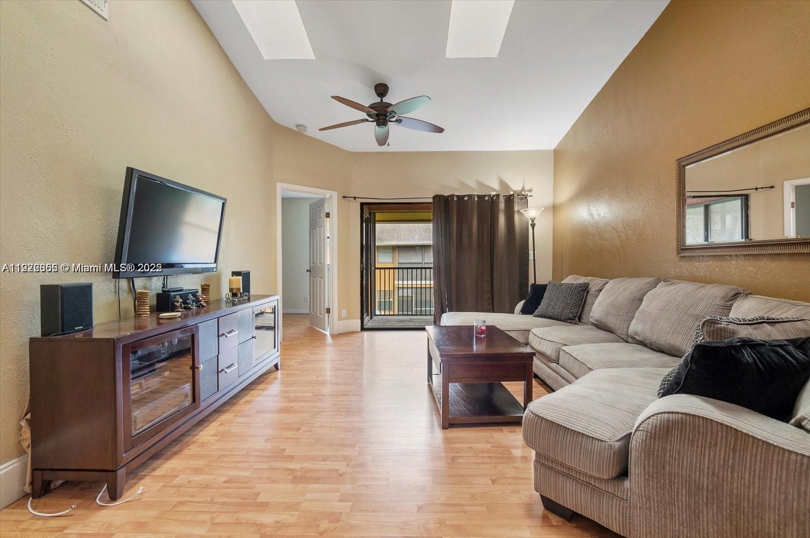 CIRCLE VILLAS (THE) CONDO - Residential