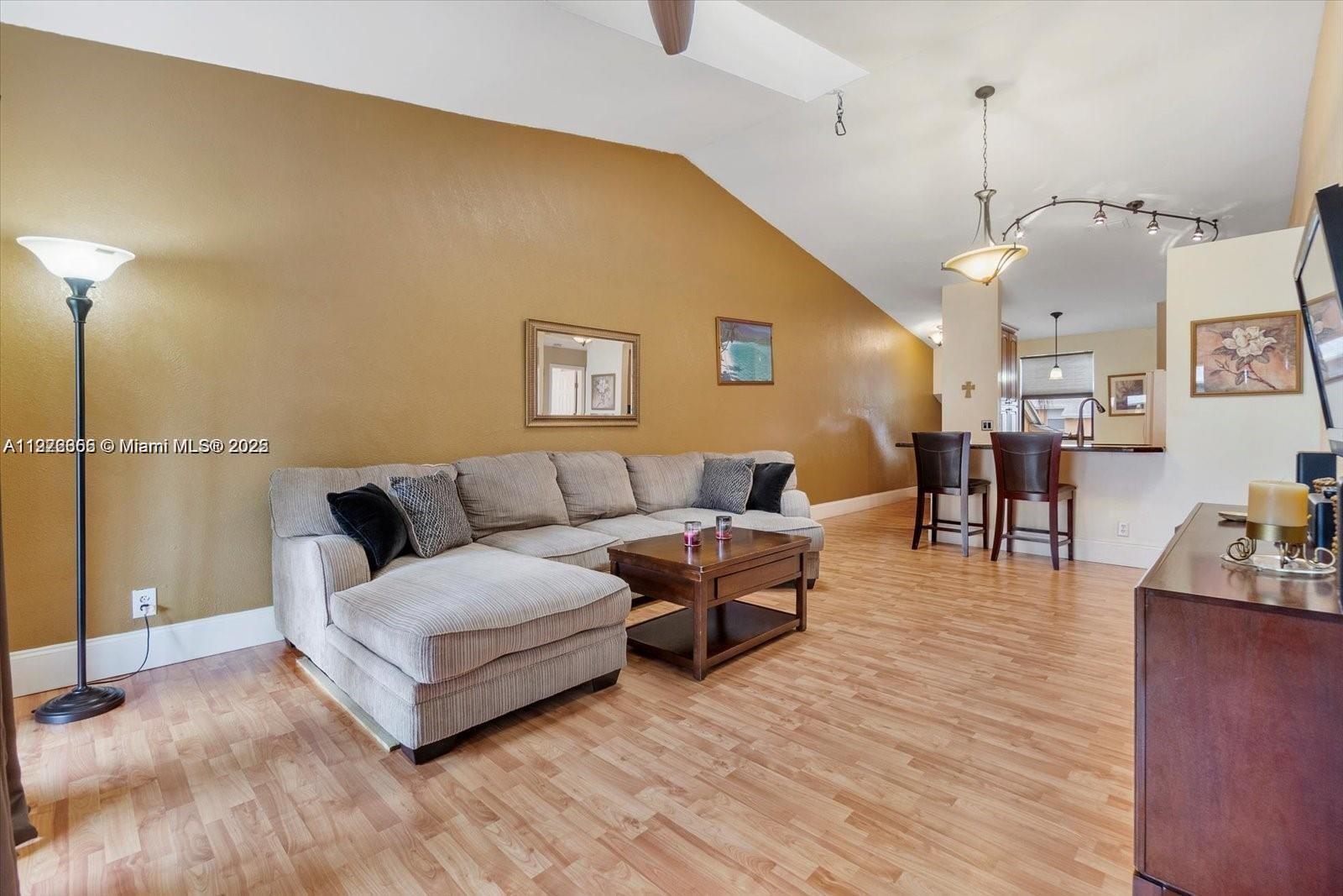 CIRCLE VILLAS (THE) CONDO - Residential