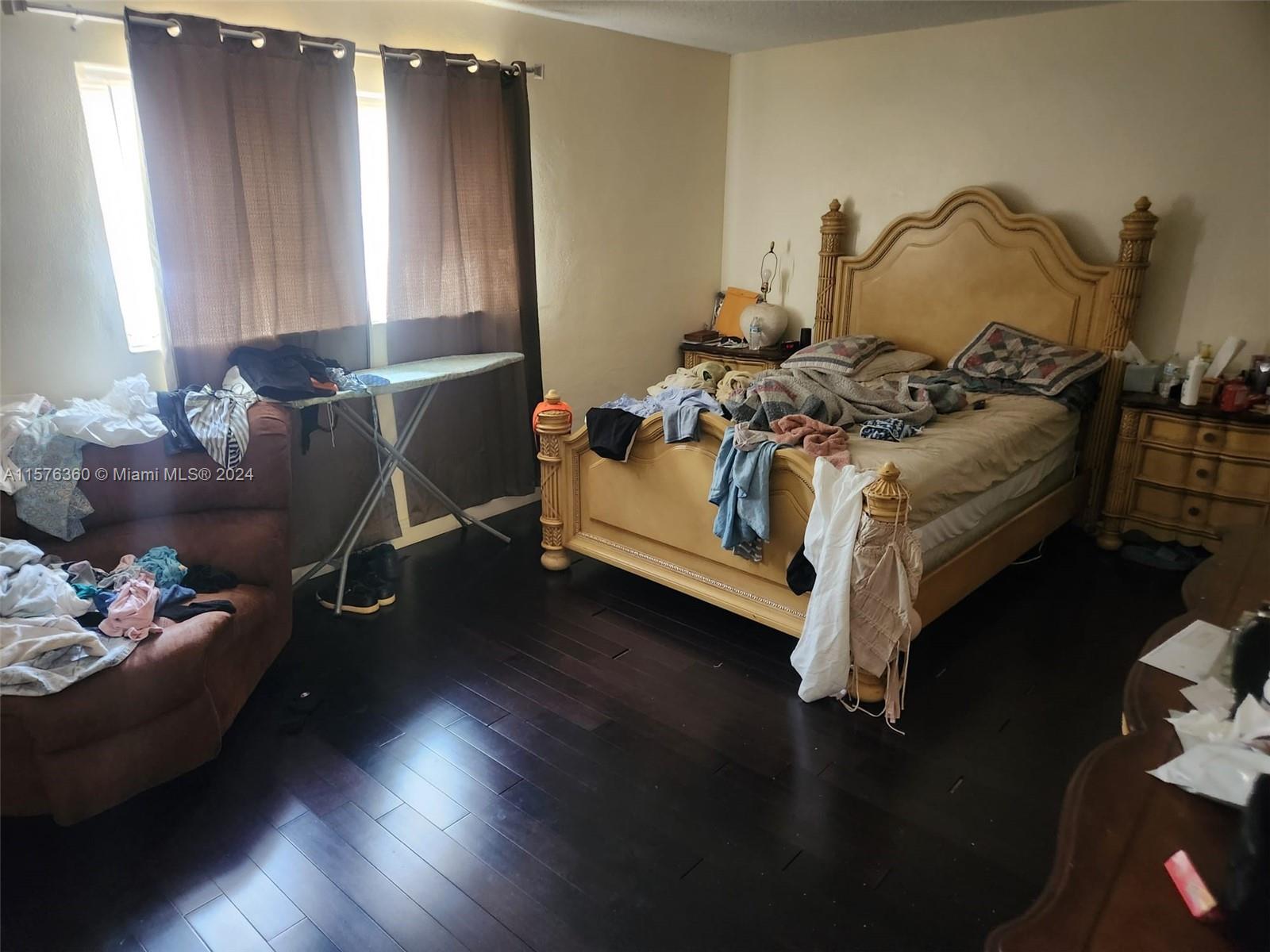 LAKESIDE MANOR SOUTH COND - Residential