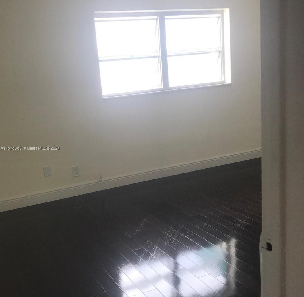 LAKESIDE MANOR SOUTH COND - Residential