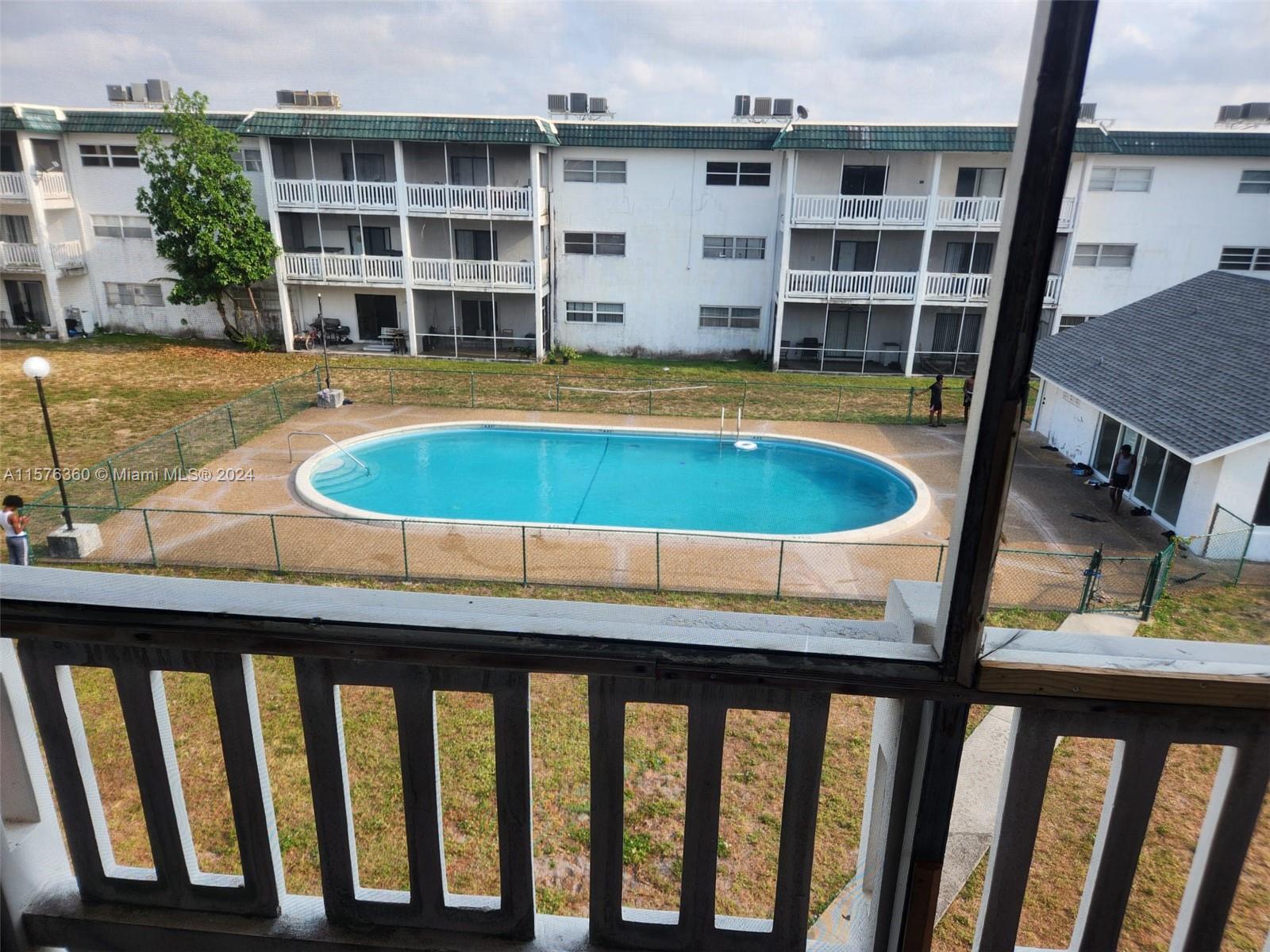 LAKESIDE MANOR SOUTH COND - Residential