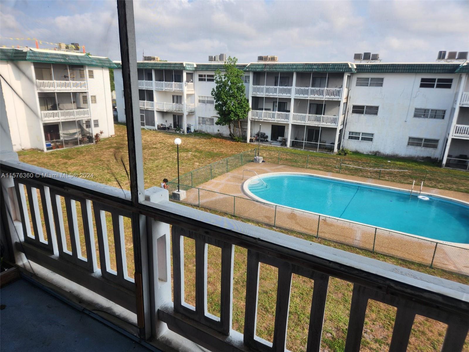 LAKESIDE MANOR SOUTH COND - Residential