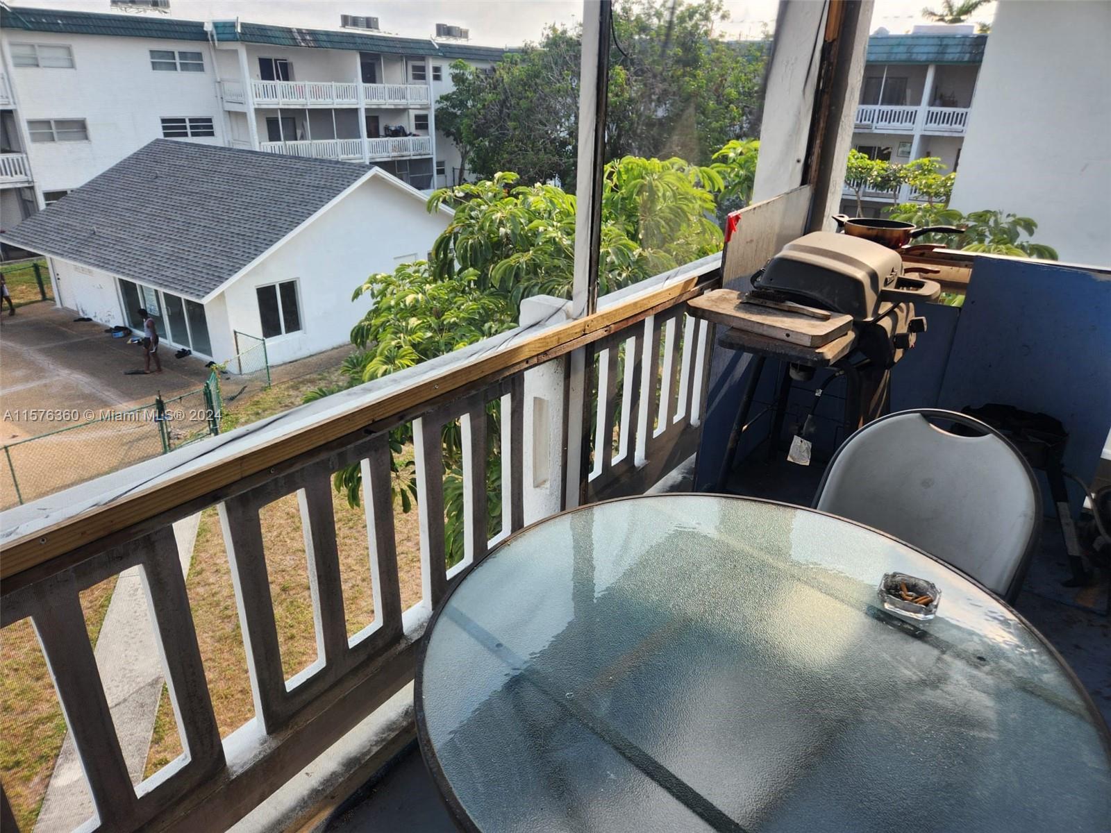 LAKESIDE MANOR SOUTH COND - Residential