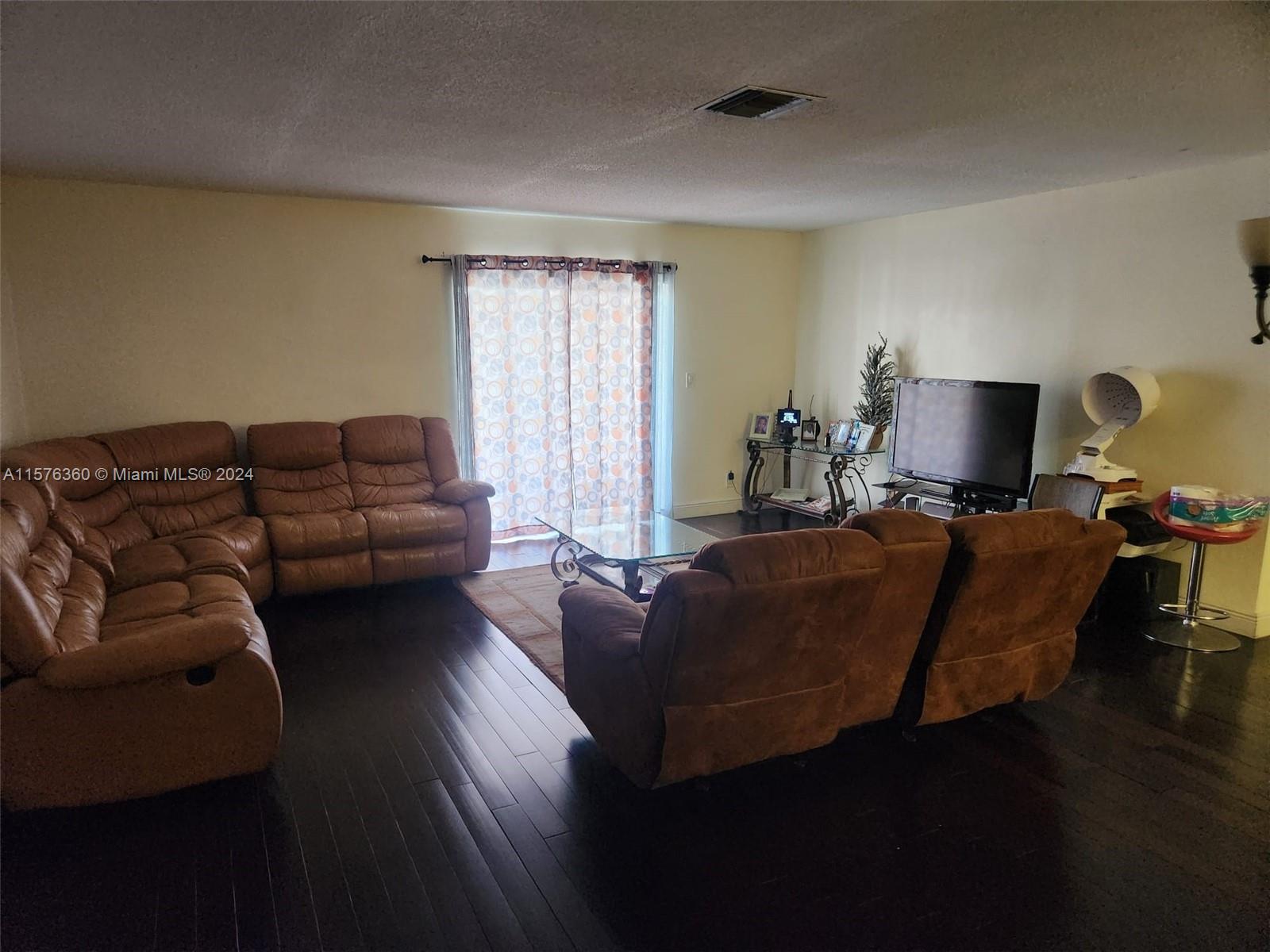 LAKESIDE MANOR SOUTH COND - Residential