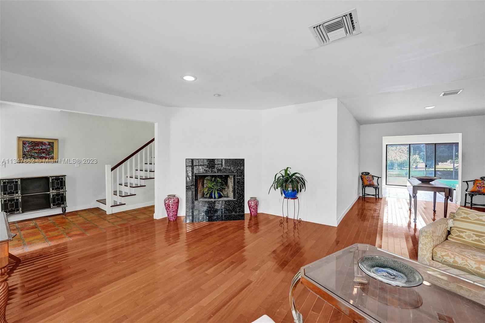 TEQUESTA COUNTRY CLUB - Residential