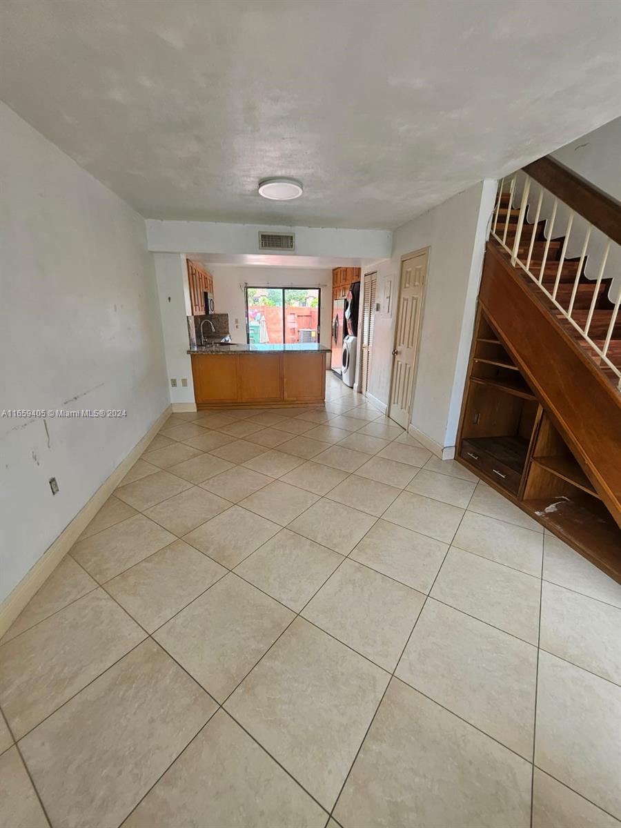 VILLAS UNIVERSITY SQUARE - Residential Lease