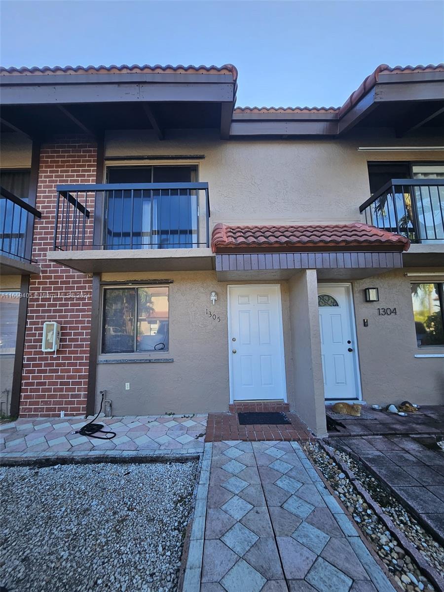 Beautiful tonwhouse 2 beds/ 1.5 bath located in the heart of Wetchester near to FIU location. Excellent location. 
Available october 1st, 2024. Call listing agent for showing instrucctions. Tenants will be responsible to create the accounts for water and electricity services. Please send complete offers with drivers licences, full credit report, police report, last 3 banks staments, last 3 pay stubs. Moving cost: 1st month, last month and 1 month of security deposit. Application of Association is attached. Washer and Dryer inside the unit.