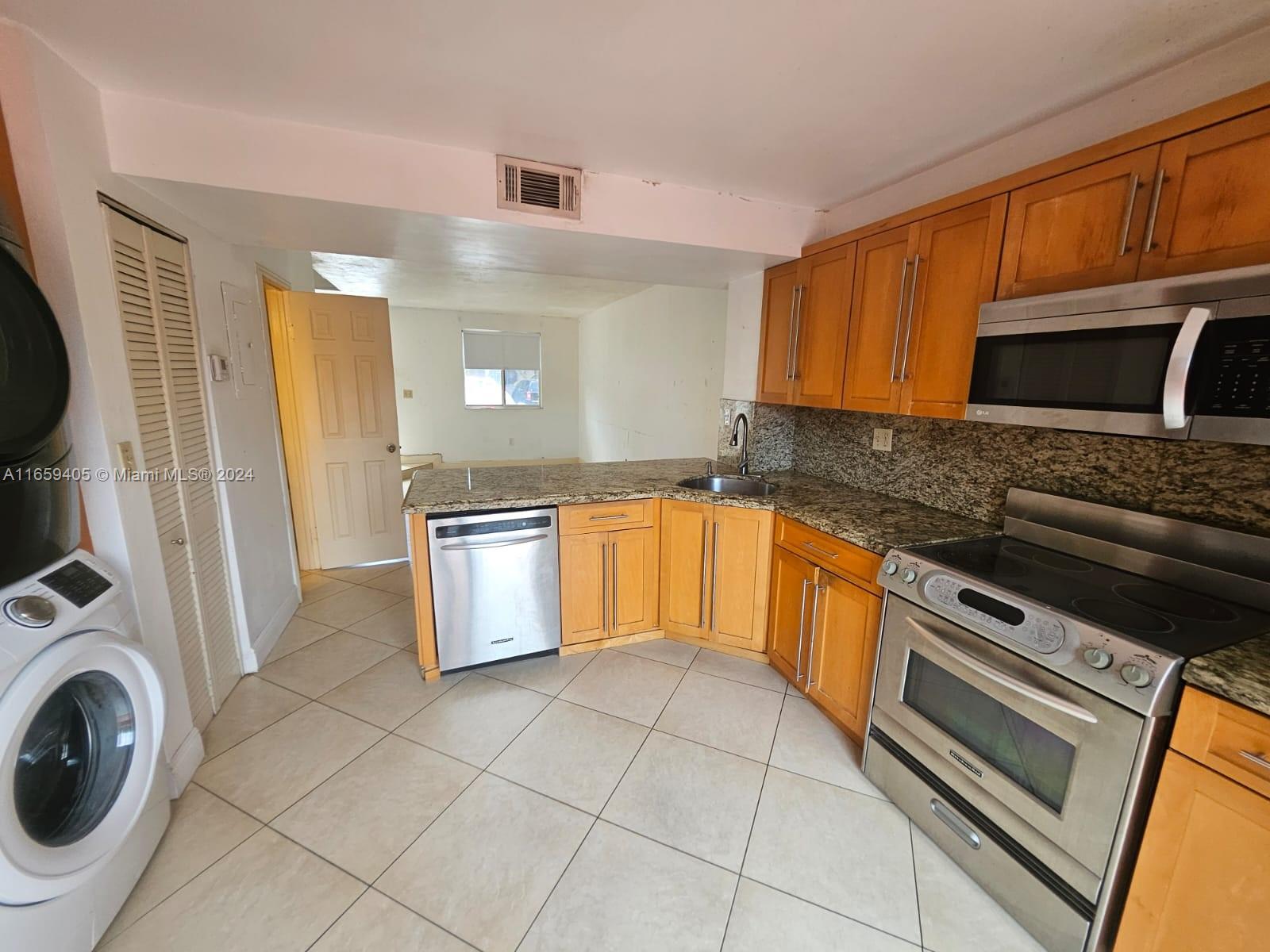 VILLAS UNIVERSITY SQUARE - Residential Lease