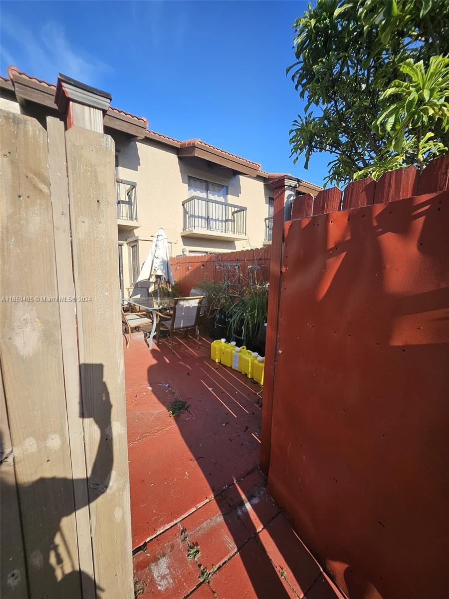 VILLAS UNIVERSITY SQUARE - Residential Lease