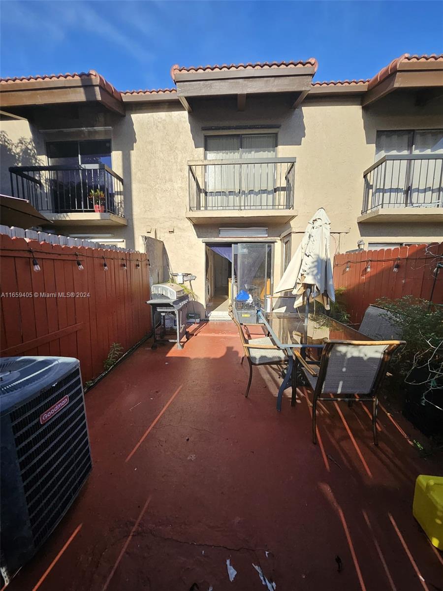 VILLAS UNIVERSITY SQUARE - Residential Lease