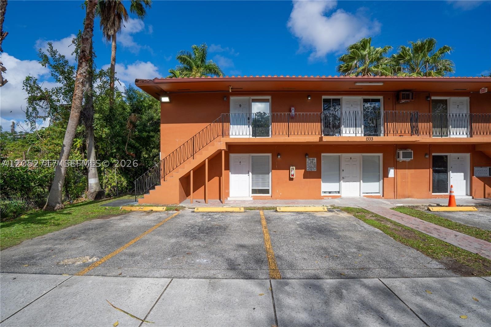 Beautiful and charming large studio in a peaceful area. Walking distance to Jackson Memorial Hospital and Univ.of Miami Medicine school. Rent include water, sewer, trash removal and one car park space. Shared laundry. Rapid approval process. Ready to move in.