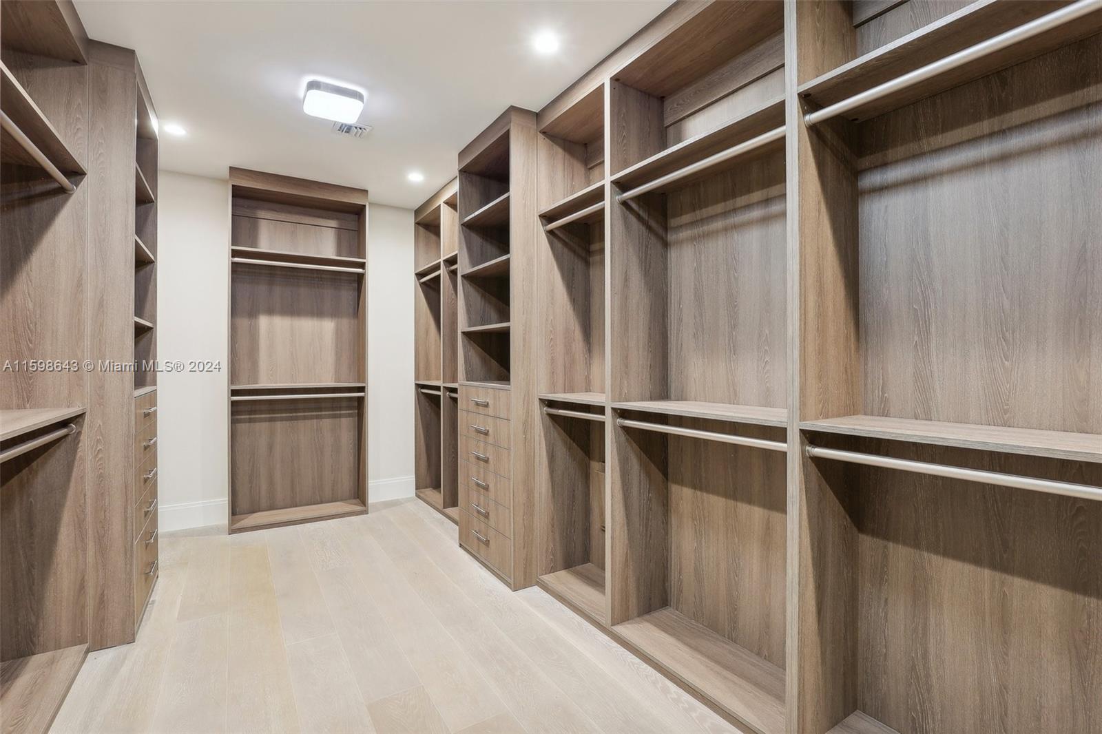 BARCELONA ISLE - Residential