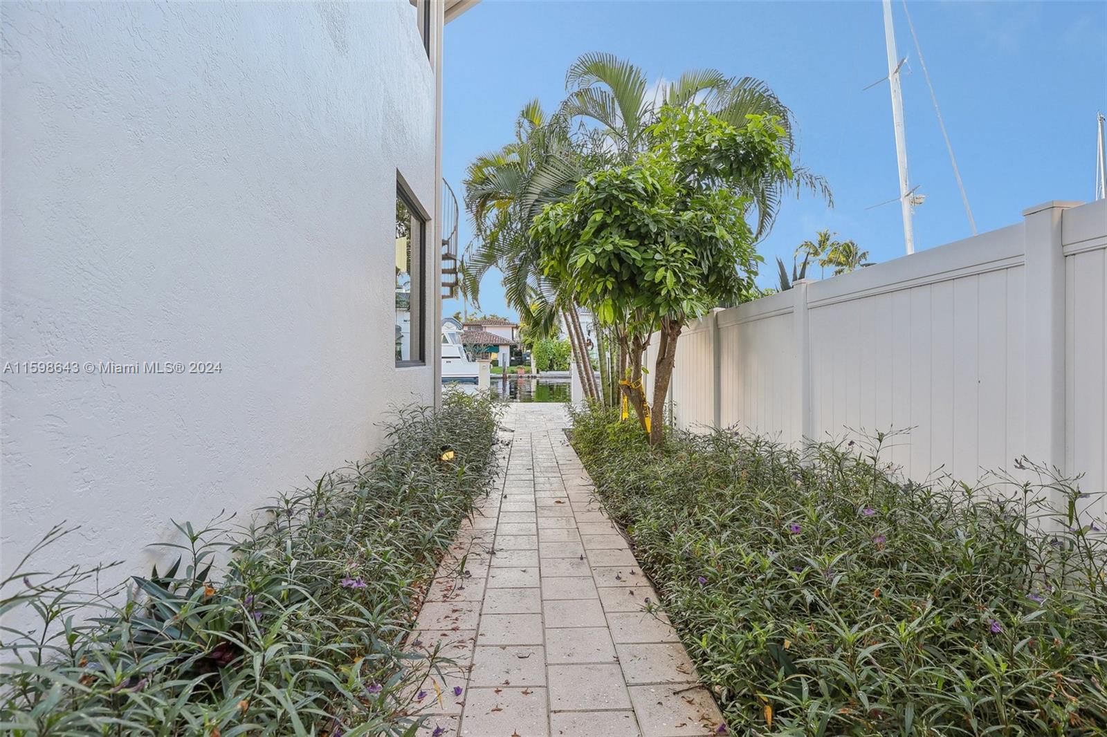 BARCELONA ISLE - Residential