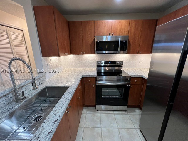 THE COURTS AT DORAL ISLES - Residential Lease