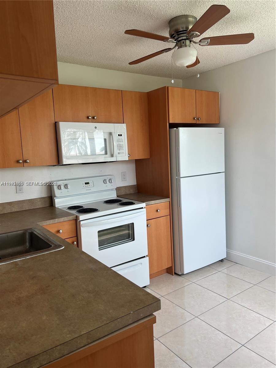 LAKESHORE CONDO 11 - Residential