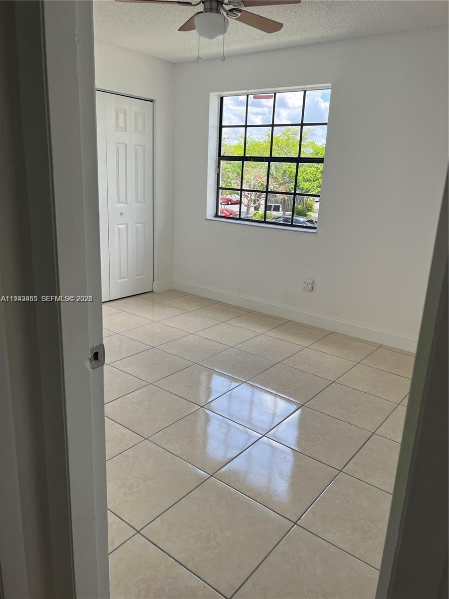 LAKESHORE CONDO 11 - Residential