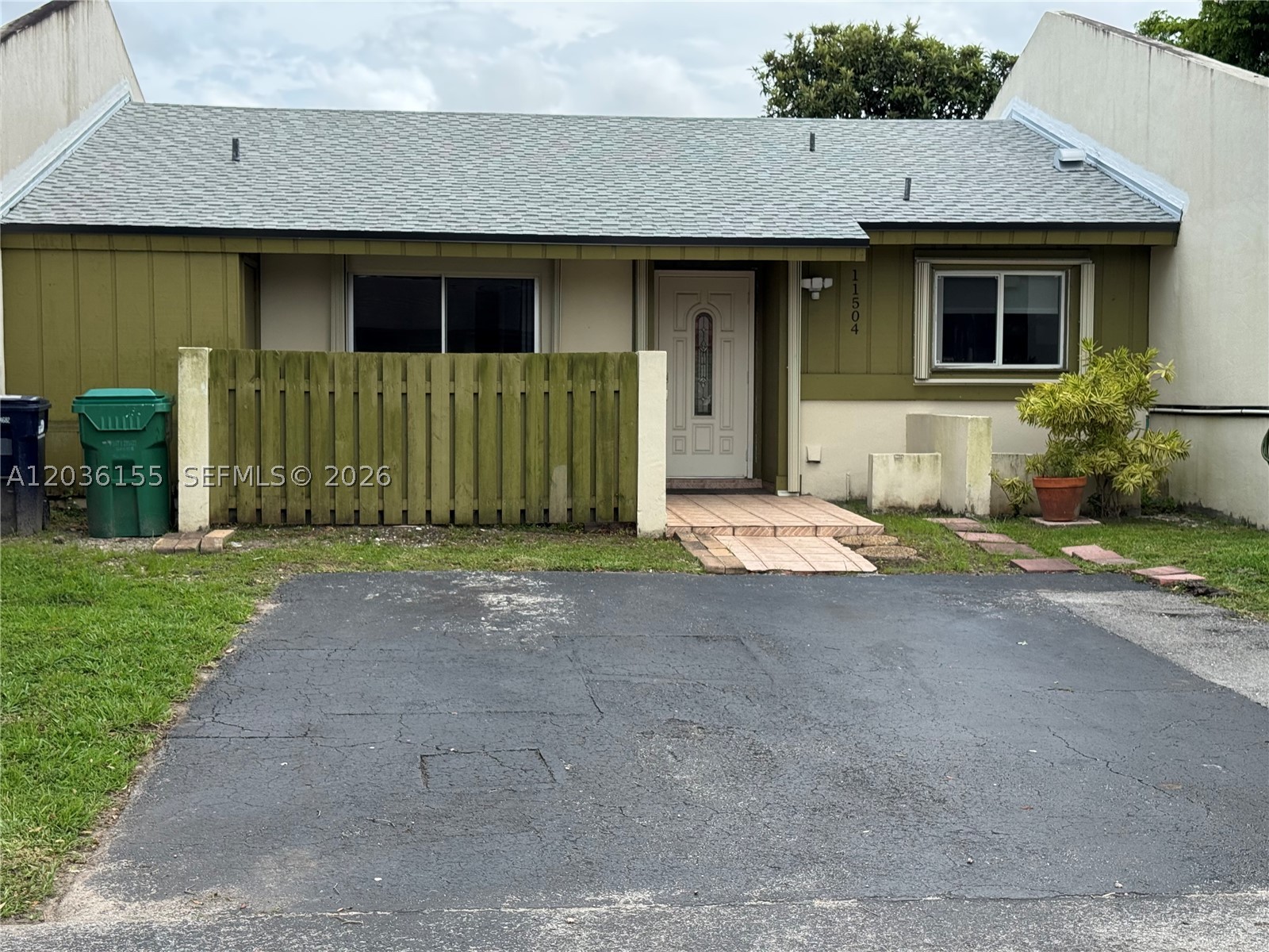 Easy to Show, Great upgraded townhome 2/2 in Devon-Aire, HOA is only $40 month.  LOT and Block units.  New Roof 2026, New AC 2020, new thermostat, upgraded kitchen, upgraded inside ac 2025, upgraded front door, and inside doors.  Many upgrades throughout at a great price.

First time homebuyers, seller will contribute $5,000 for the buyers closing costs at the full price offer.