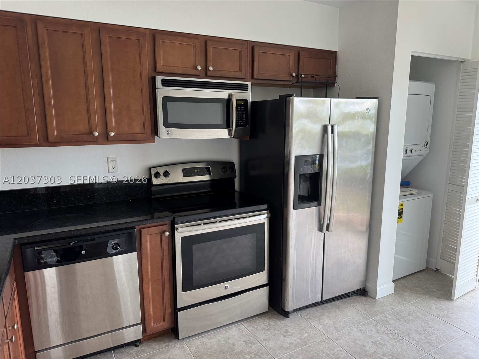 THE COURTS AT BAYSHORE II - Residential Lease