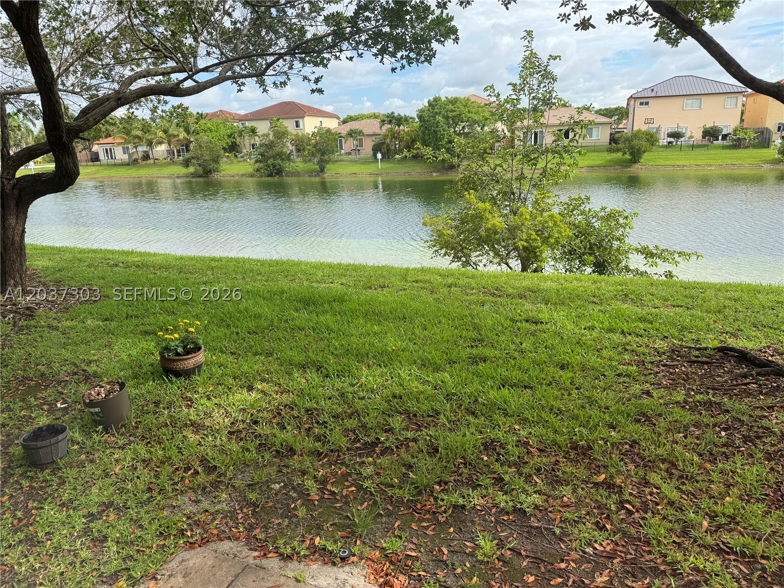 THE COURTS AT BAYSHORE II - Residential Lease
