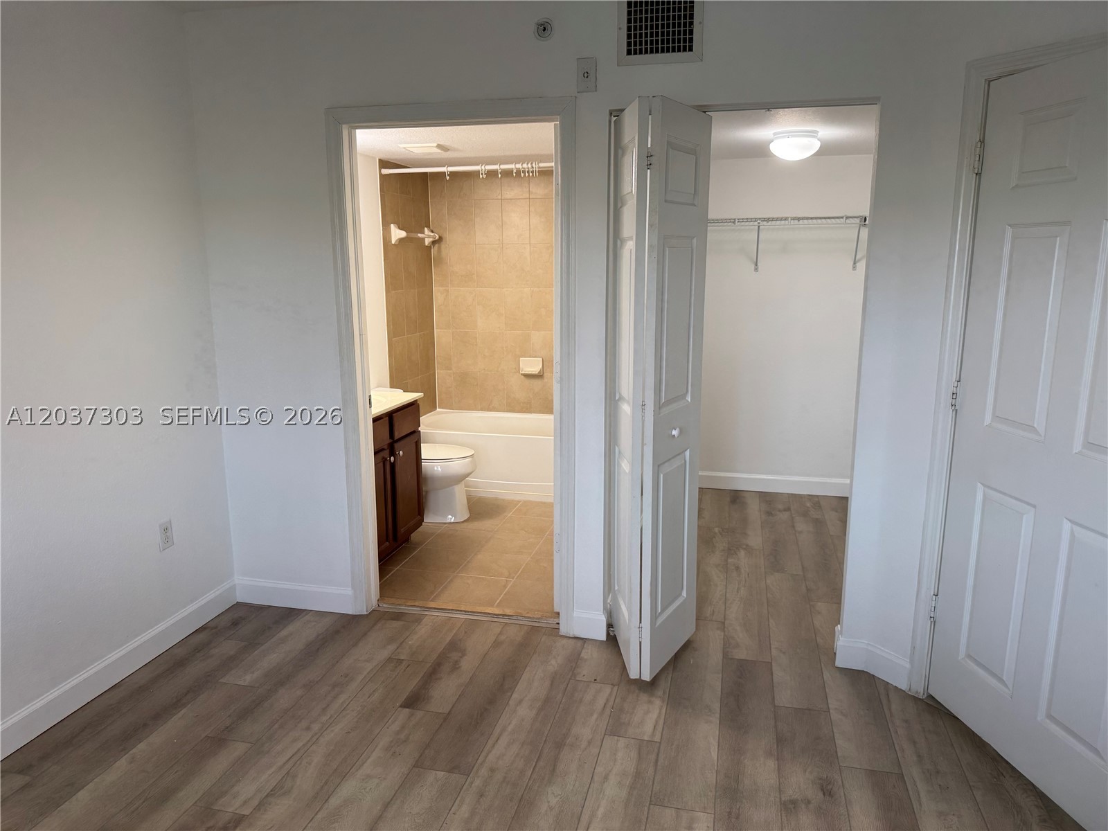 THE COURTS AT BAYSHORE II - Residential Lease