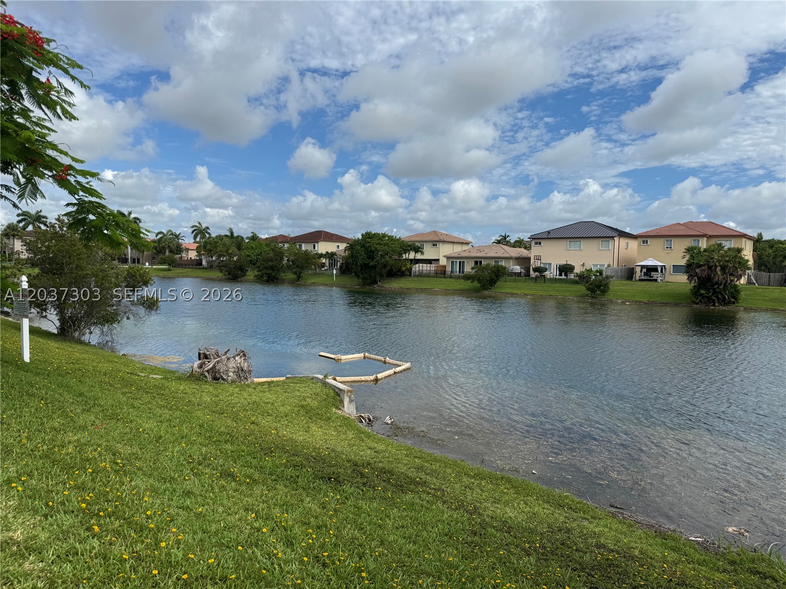 THE COURTS AT BAYSHORE II - Residential Lease