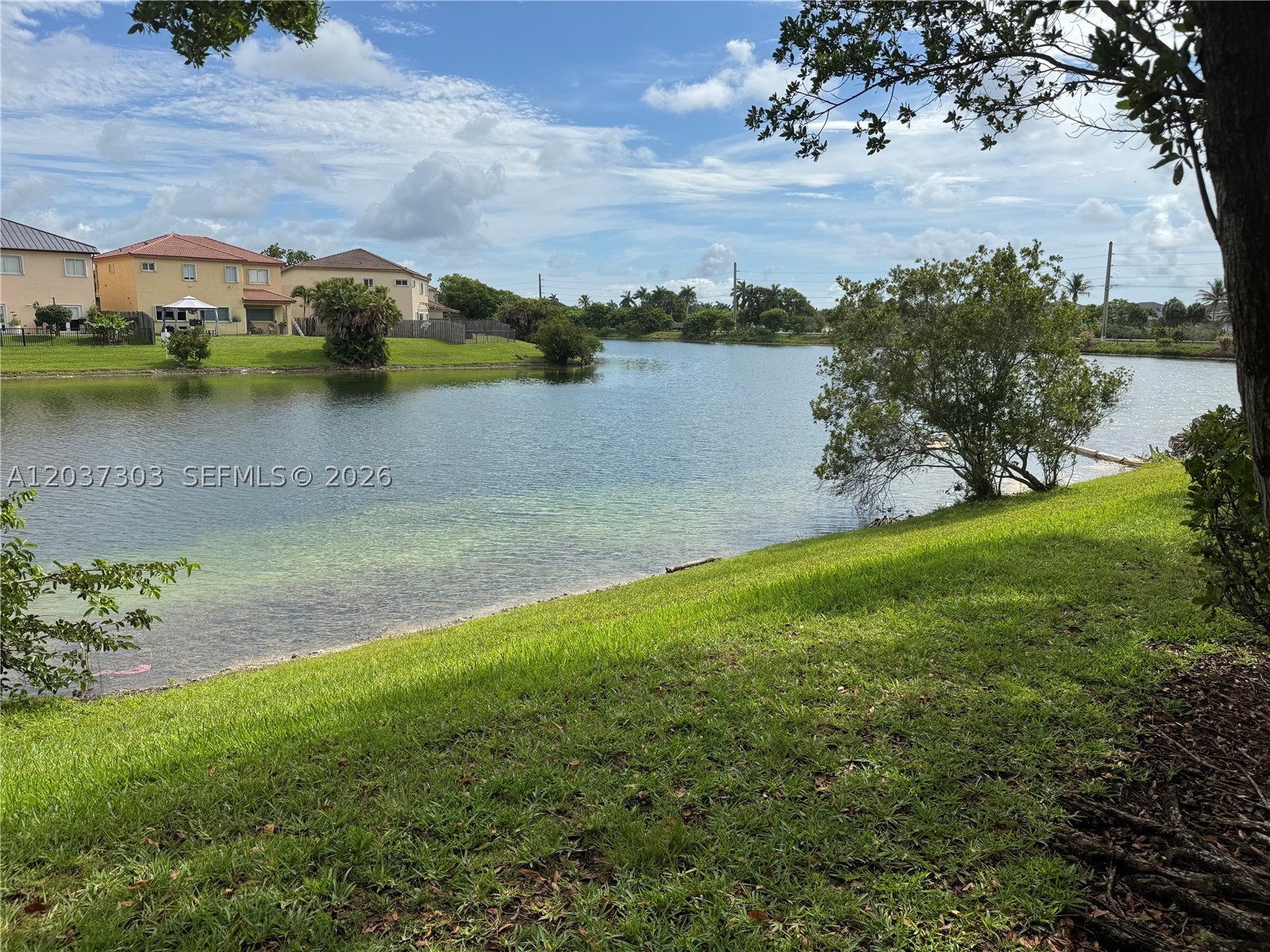 THE COURTS AT BAYSHORE II - Residential Lease