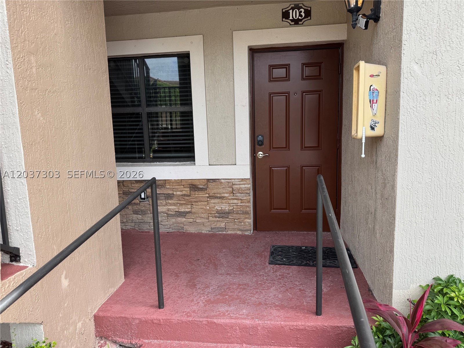 THE COURTS AT BAYSHORE II - Residential Lease