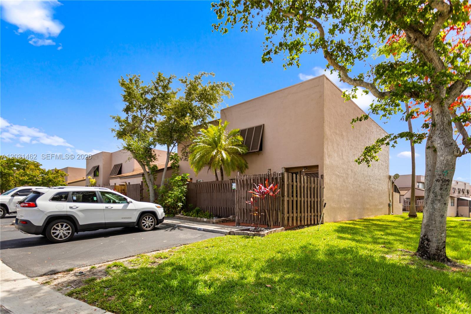 PEMBROKE LAKES SECTION SE - Residential