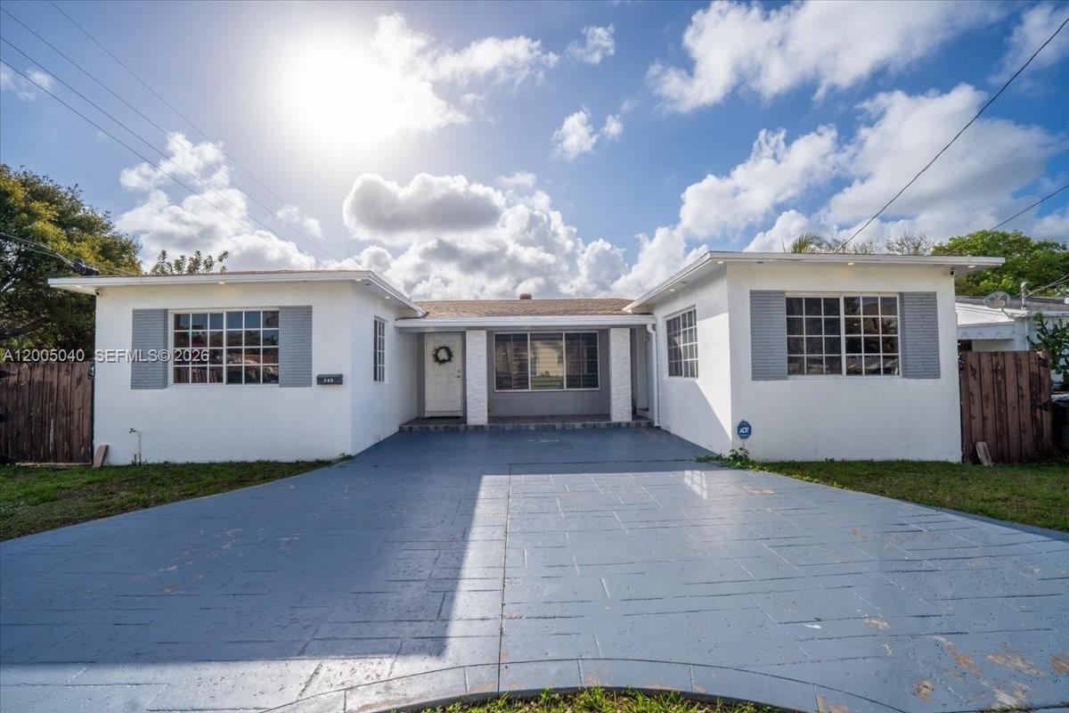 HALLANDALE - Residential