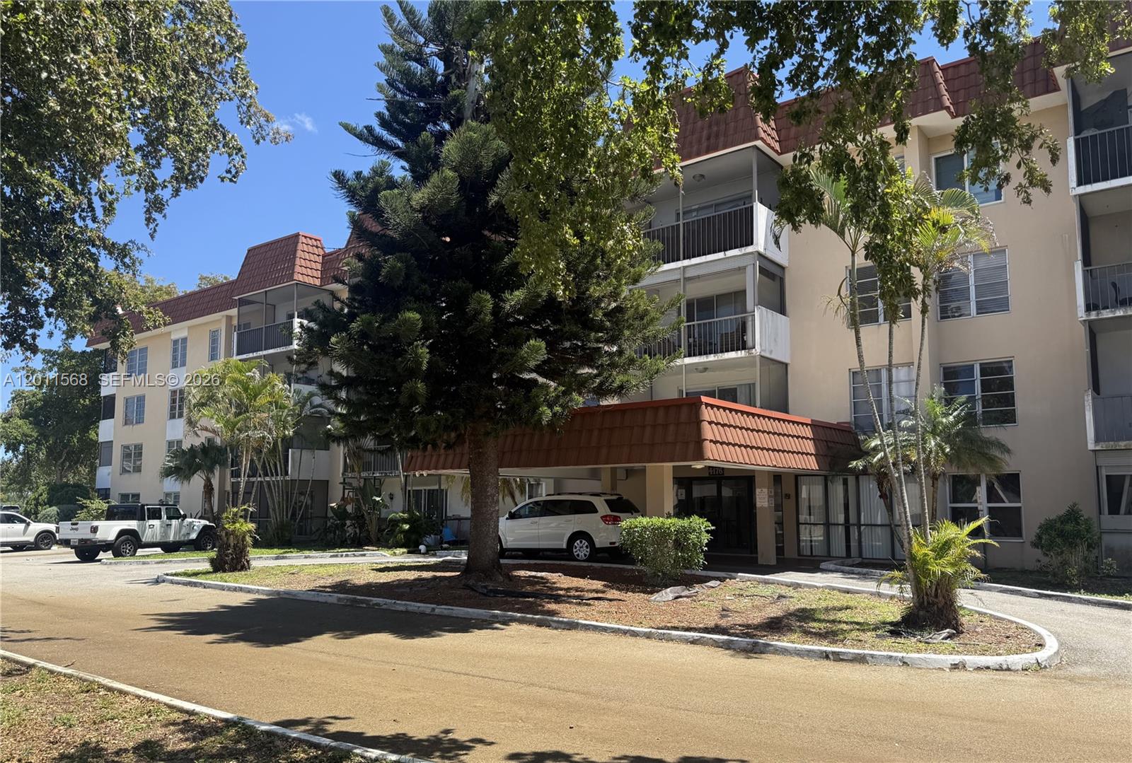 BEAUTIFUL 2 BEDROOMS, 2 BATHROOMS CONDO IN THE WELL-MAINTAINED SUBDIVISION OF INVERRARY. SECURE ALL-AGES COMMUNITY OFFERING LOTS OF AMENITIES. DUES INCLUDE WATER, CABLE AND INTERNET.