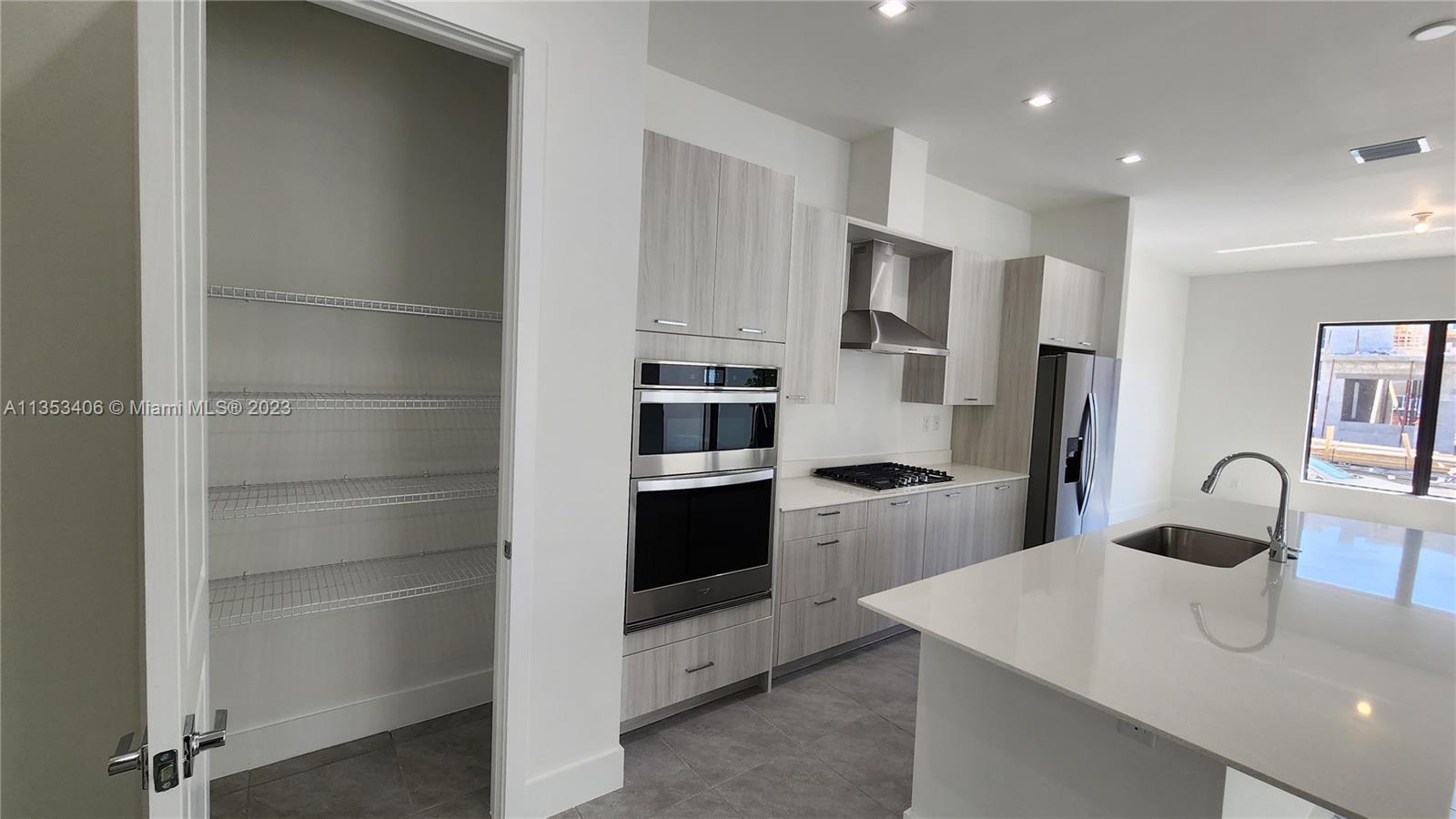 DOWNTOWN DORAL SOUTH PHAS - Residential Lease