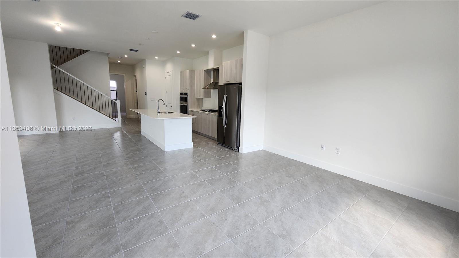 DOWNTOWN DORAL SOUTH PHAS - Residential Lease
