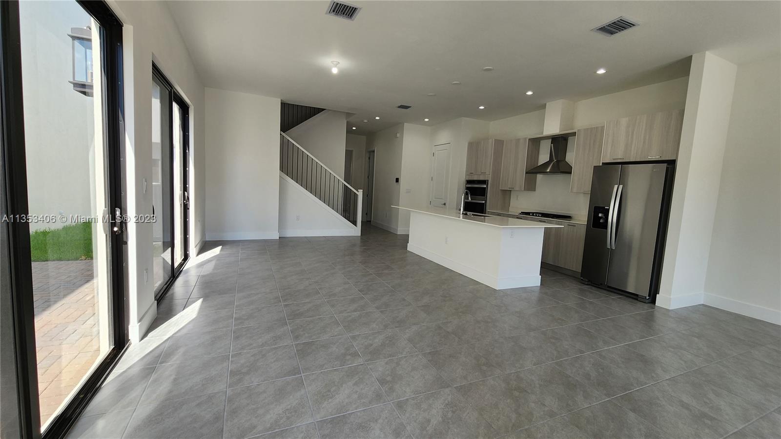 DOWNTOWN DORAL SOUTH PHAS - Residential Lease