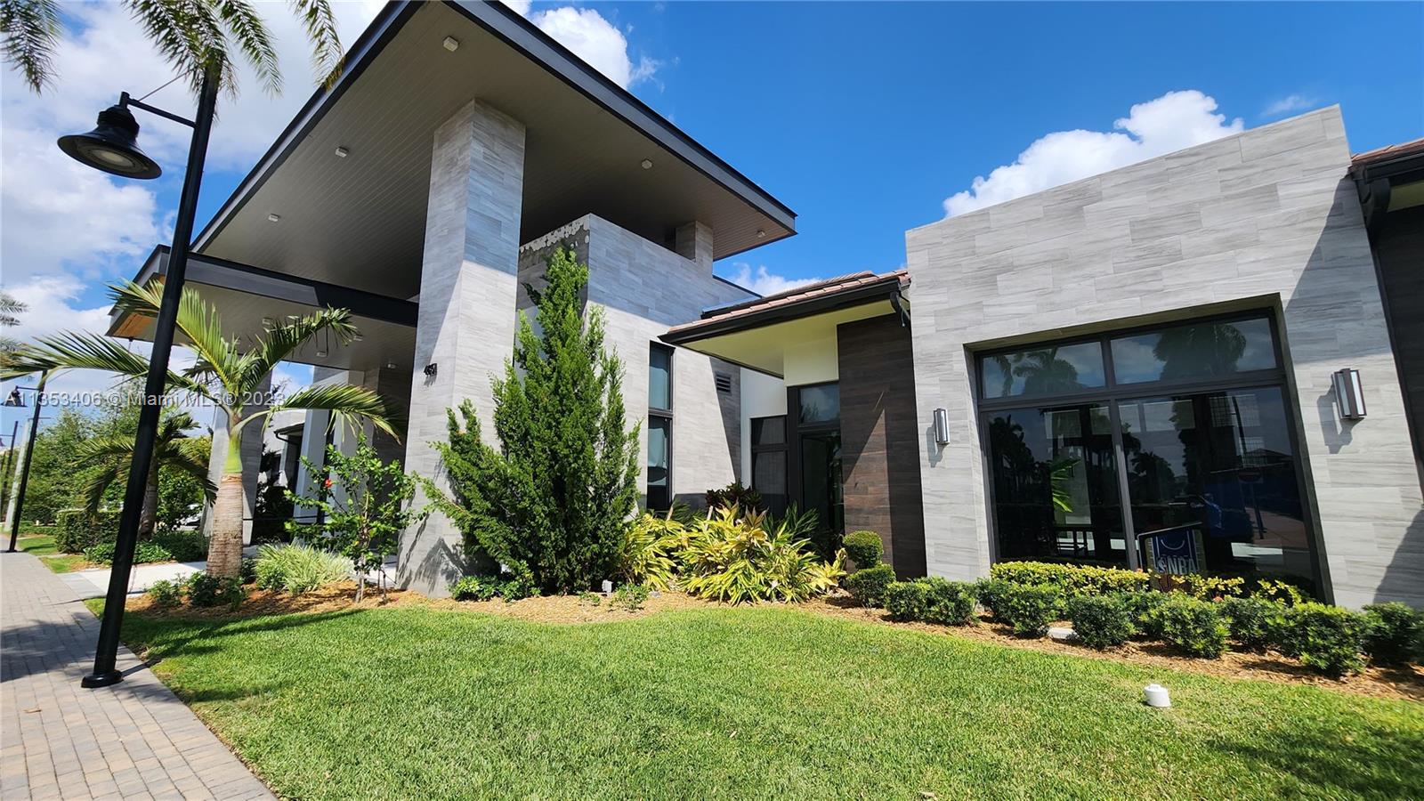 DOWNTOWN DORAL SOUTH PHAS - Residential Lease