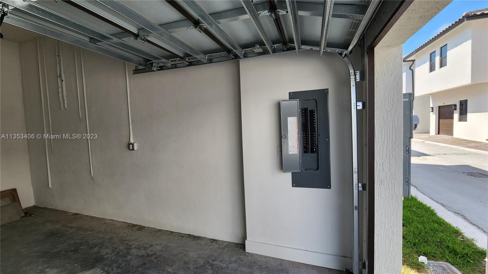 DOWNTOWN DORAL SOUTH PHAS - Residential Lease