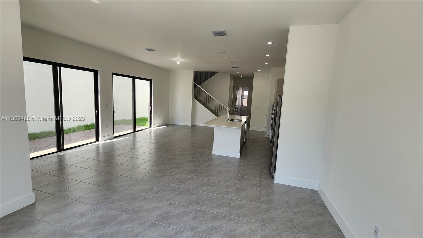 DOWNTOWN DORAL SOUTH PHAS - Residential Lease