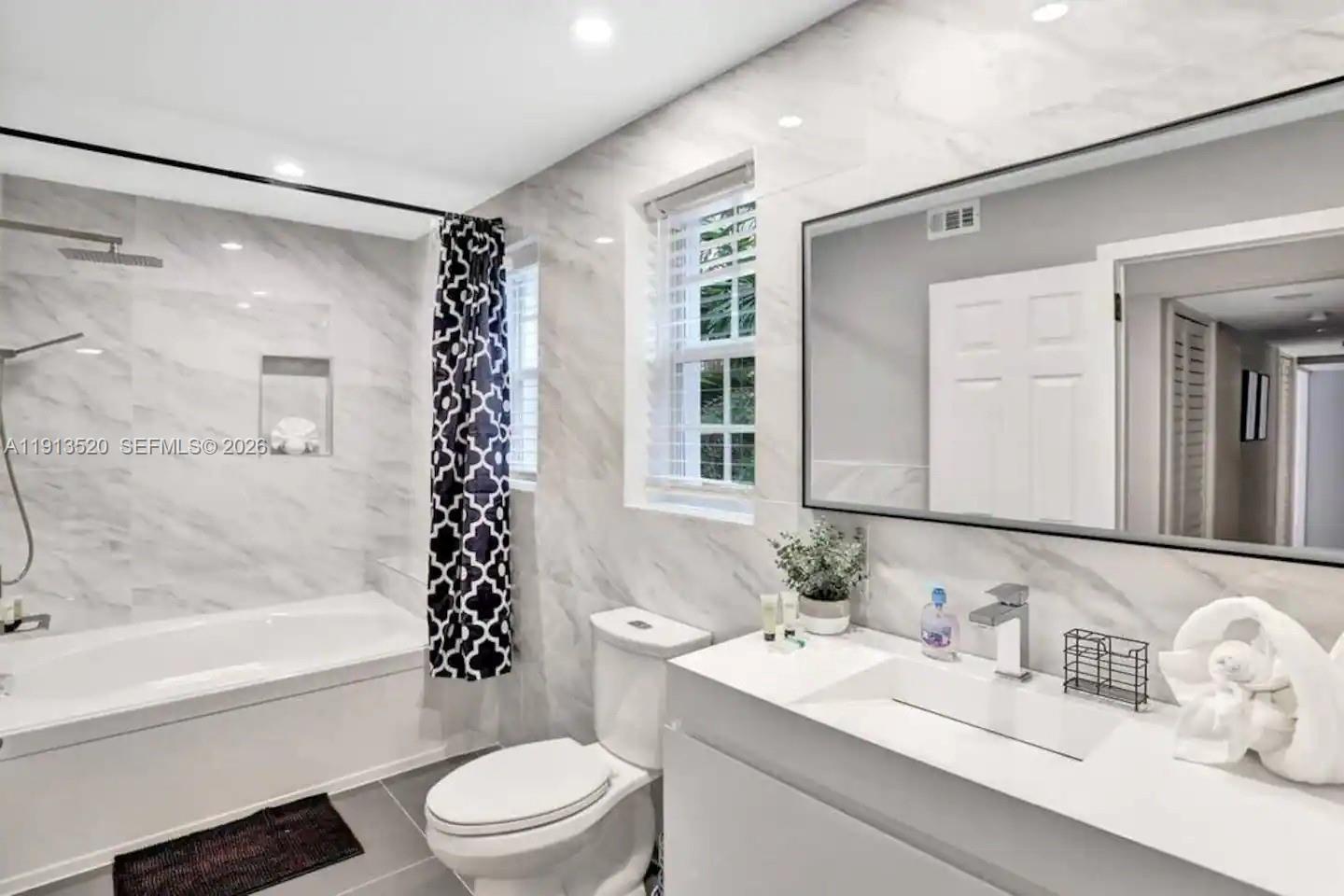 HOLLYWOOD LAKES SECTION - Residential
