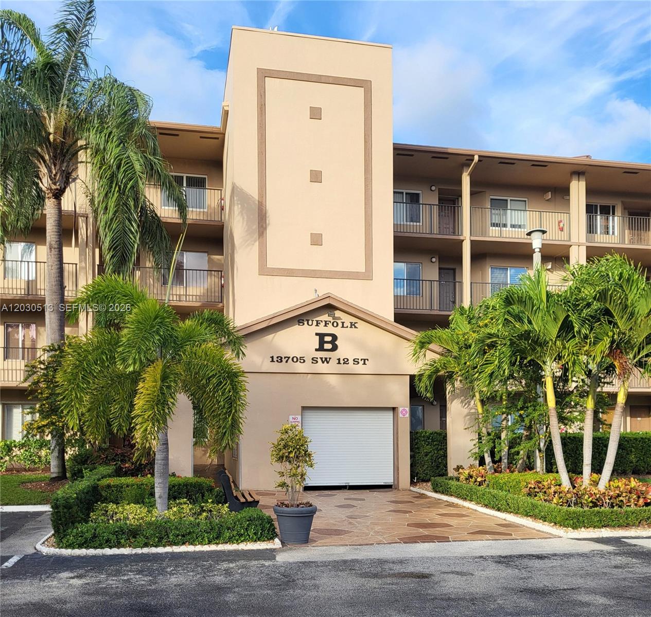 This spacious, bright, and comfortable unit is located in the desirable Suffolk area. At least one resident must be 55 or older, with others 18 and up. The unit offers a breathtaking view of the lake from the screened balcony, a large kitchen, breakfast nook, 2 bedrooms, 2 bathrooms, and 2 walk-in closets. It features tile and laminate flooring, a brand-new washer and dryer, and a new electric water heater. Rent covers internet, water, and trash. Parking space assigned near the elevator, plenty of guest parking around the building. Enjoy a range of amenities, including a clubhouse, heated pool, gym, tennis and paddle courts, golf course, theater, and complimentary transportation.
The Association has a 30 to 45-day waiting period for tenant approval.