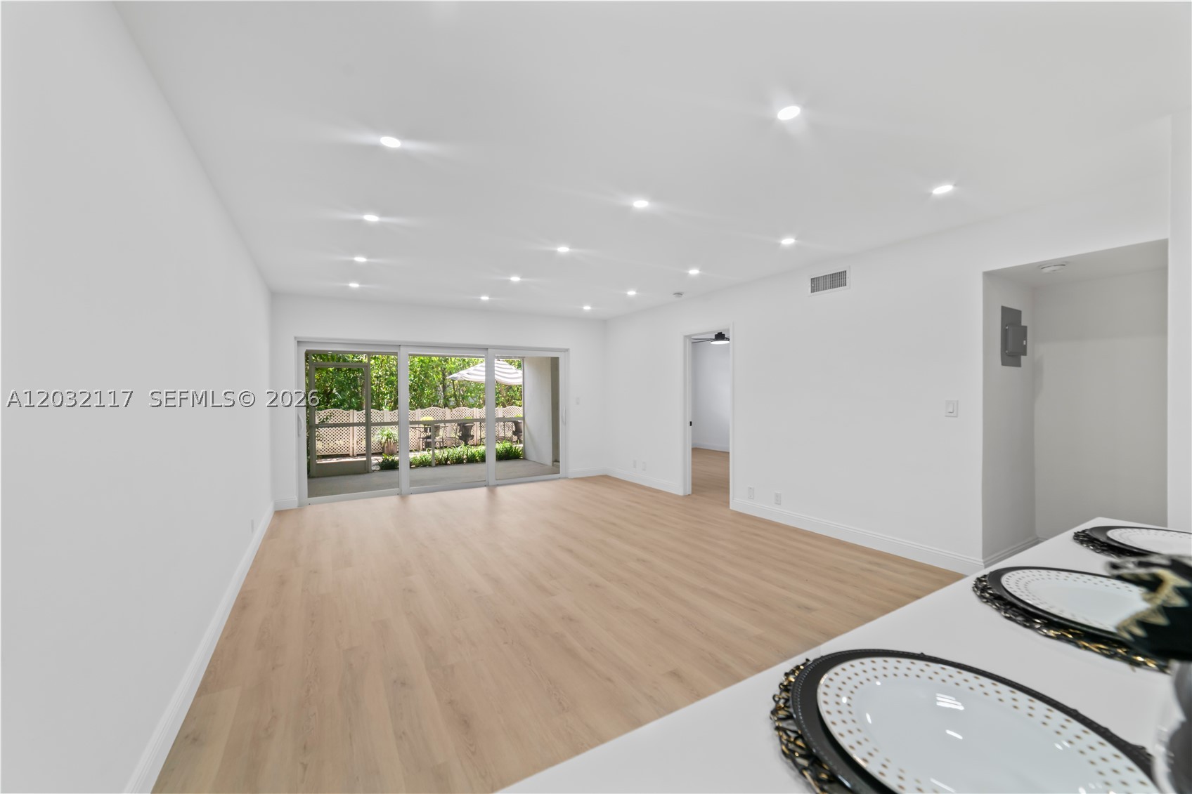 COLONIAL CONDO - Residential
