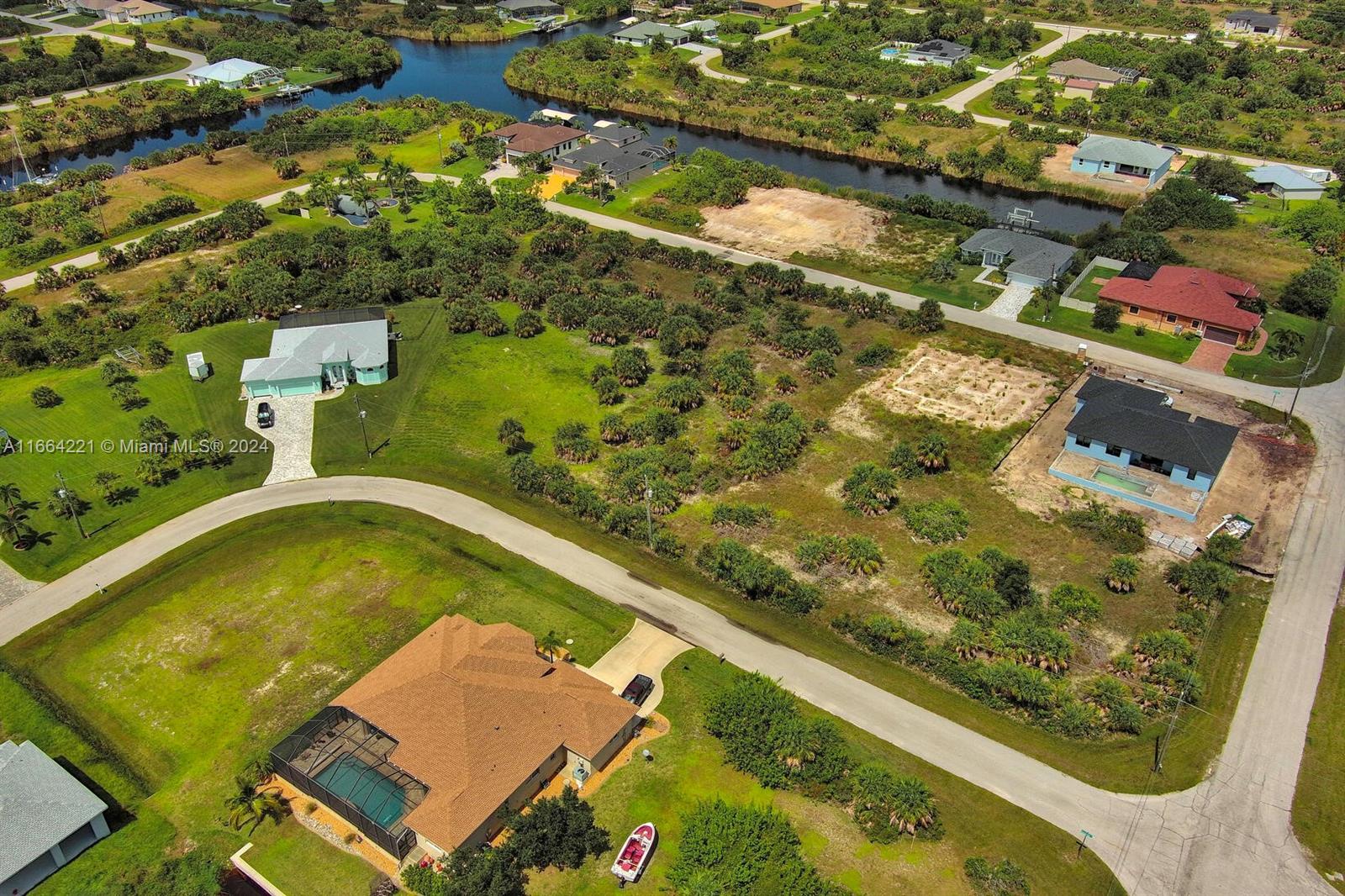 Port Charlotte - Land
