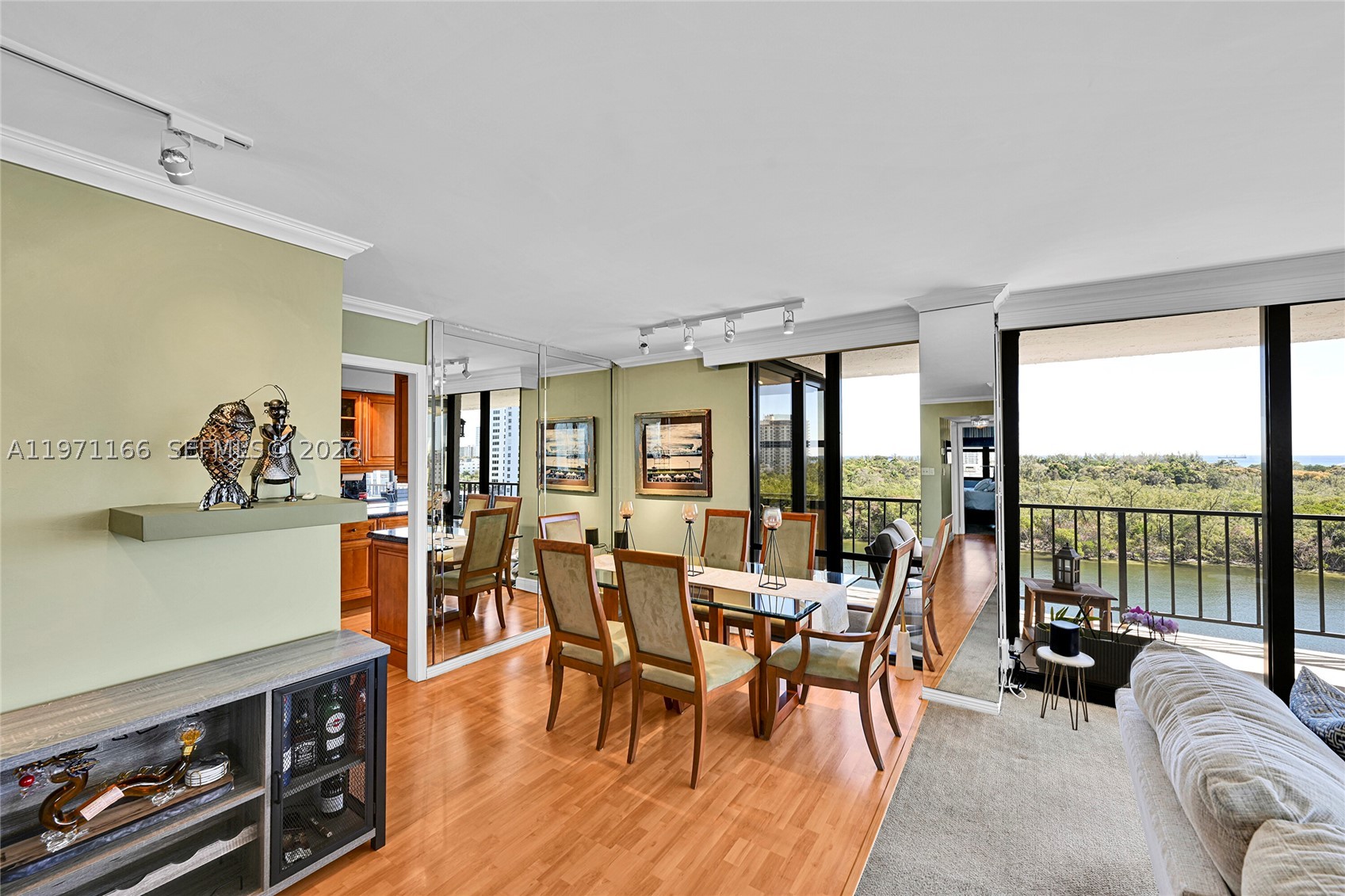 CORINTHIAN ON THE INTRACO - Residential