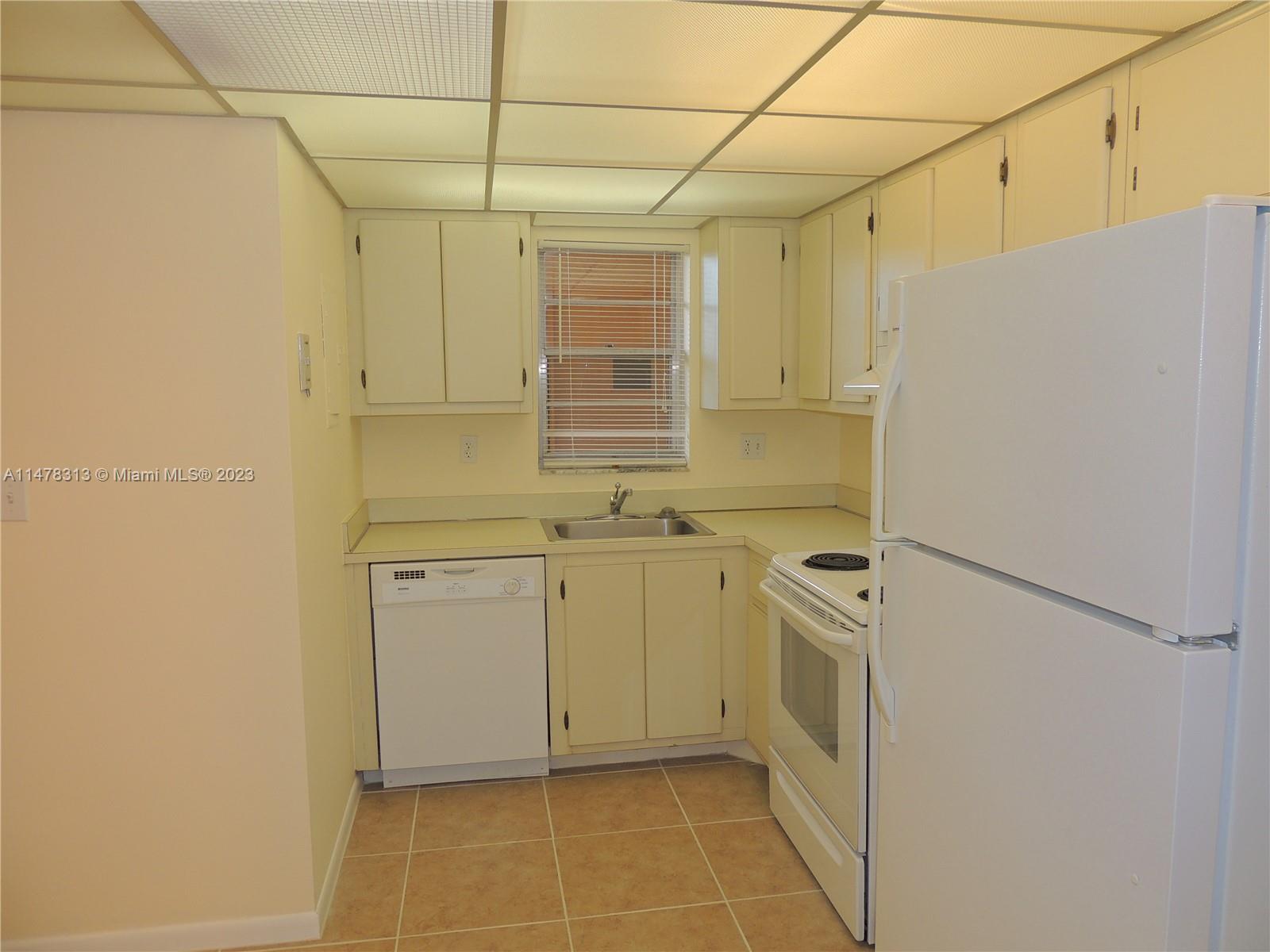 ROLLING HILLS GOLF AND - Residential Lease