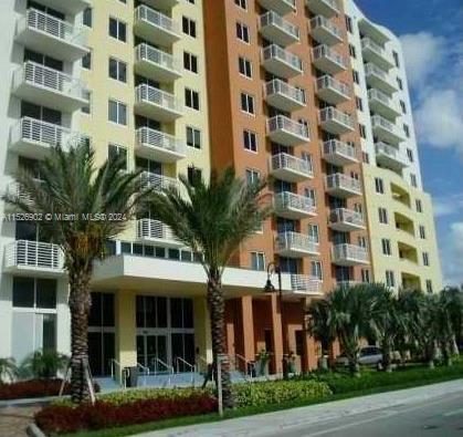 Beautiful 1 bed/1 bath at the Venture in the city of Aventura. Kitchen with granite counter-tops, SS appliances, washer/dryer inside the unit wood floors in living room area and bedroom. Walking distance to Aventura Mall. Next to Publix and many other great shops & restaurants. Enjoy all amenities venture has to offer such fitness center, sauna, jacuzzi, business center, pool, movie theater, party room and pool table. Great location and about 5 minutes to the beach.