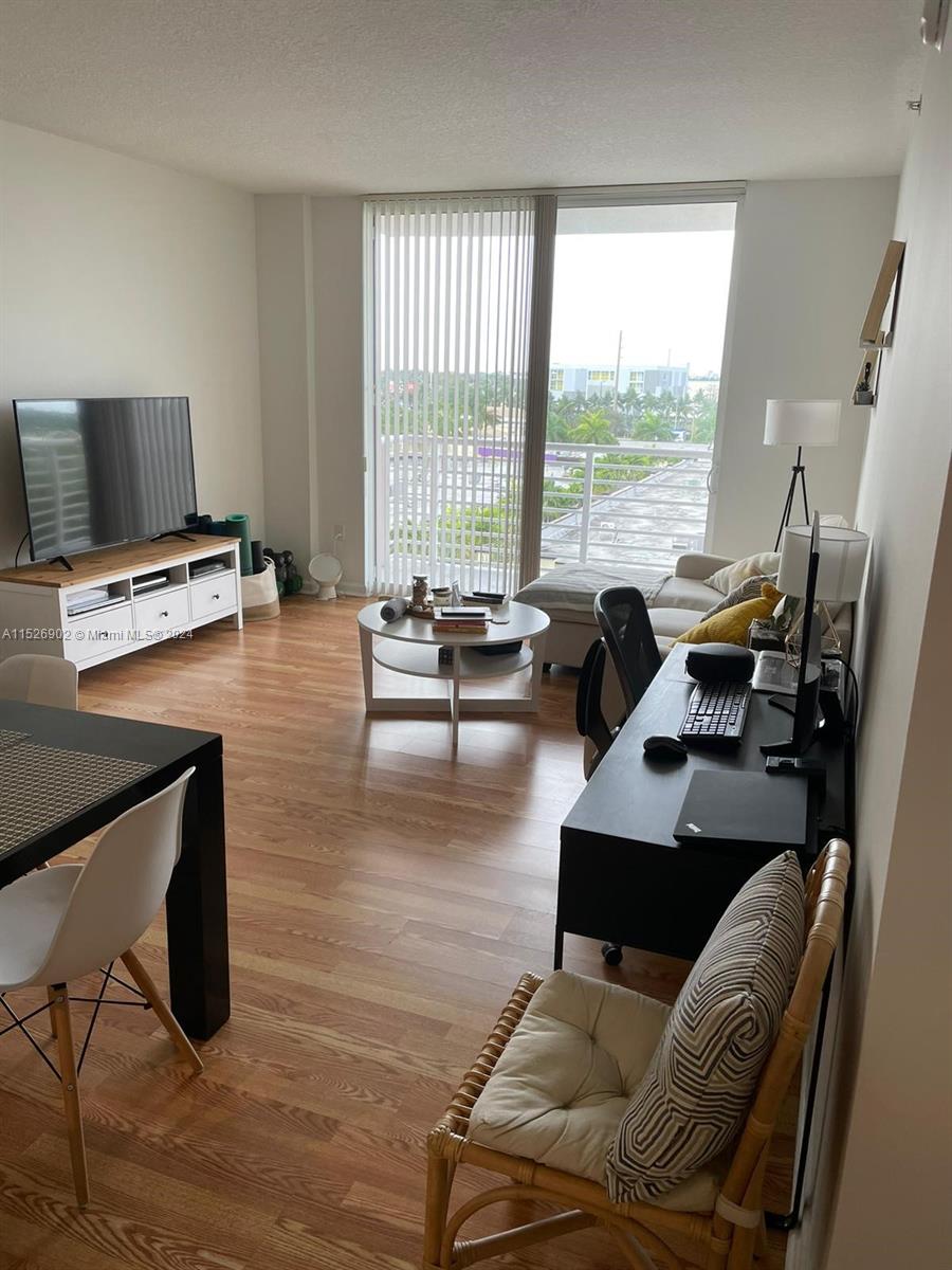 VENTURE AT AVENTURA WEST - Residential